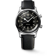 Il Longines Legend Diver L3.774.4.50.0 è un orologio automatico dal design iconico, ispirato agli strumenti subacquei classici. La cassa in acciaio inossidabile da 42 mm ospita un quadrante nero laccato lucido con numeri arabi e indici dipinti, impreziosito da lancette argentate luminescenti Swiss Super-LumiNova®, che garantiscono una leggibilità ottimale anche in condizioni di scarsa illuminazione. Dotato di lunetta interna girevole protetta da manipolazioni accidentali e corona a vite, questo se